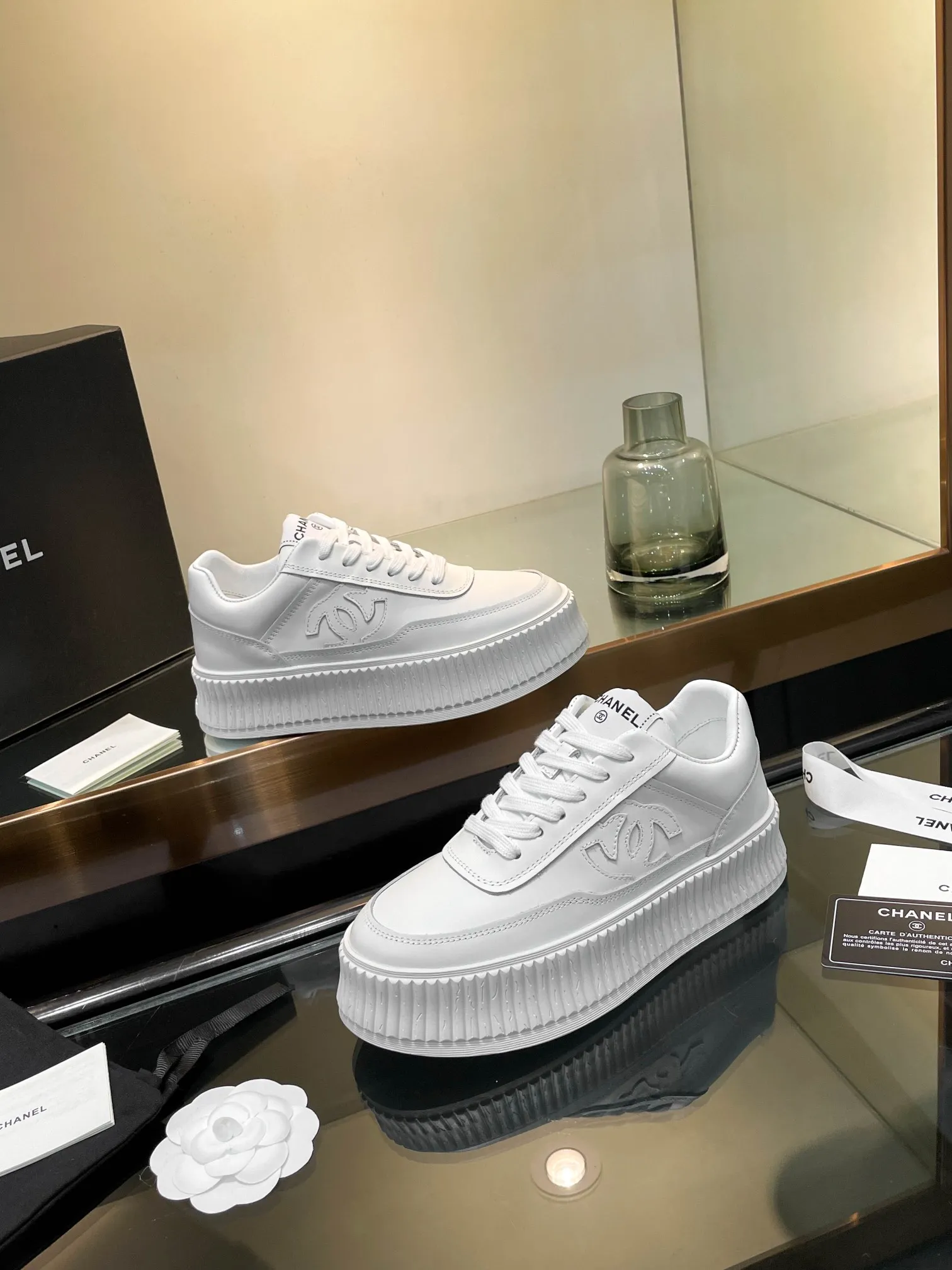 💕💕Factory direct selling price p520💕💕Chanel Chanel 25A latest model full leather panda color white shoes casual sports shoes original purchase and development production Xiaoxiang C Home Another super popular item in the counter, the love of Internet celebrity bloggers and ladies, various praises on social platforms, super popular, high quality, breathable and super spring and summer. Seeing this issue always arouses girls' inner desire for fashion. The latest suede material, classic black and white color, full of fashionable feeling on the feet, easy to care for. Fabric: Original customized imported cowhide material. Lining: Customized soft sheepskin lining. Sole: Original molded rubber non-slip outsole. Bottom thickness: 5CM. Size: Women's size 35-40.